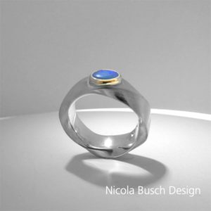 Ring mit einem Opal von Nicola Busch